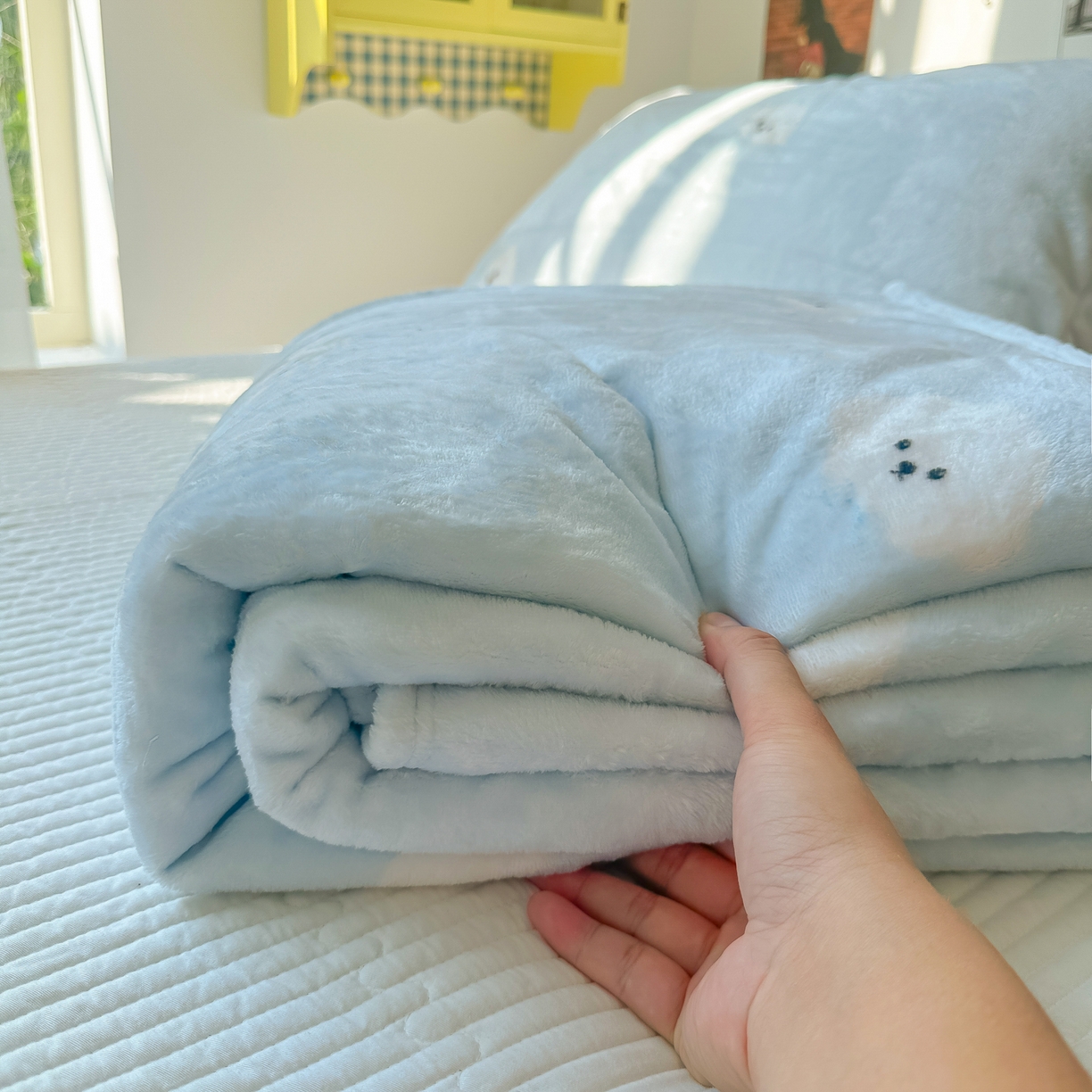 91家纺网 家纺一手货源 找家纺 韩巢家纺 2025新款四季可用牛奶绒多功能毛毯 可爱狗头-蓝