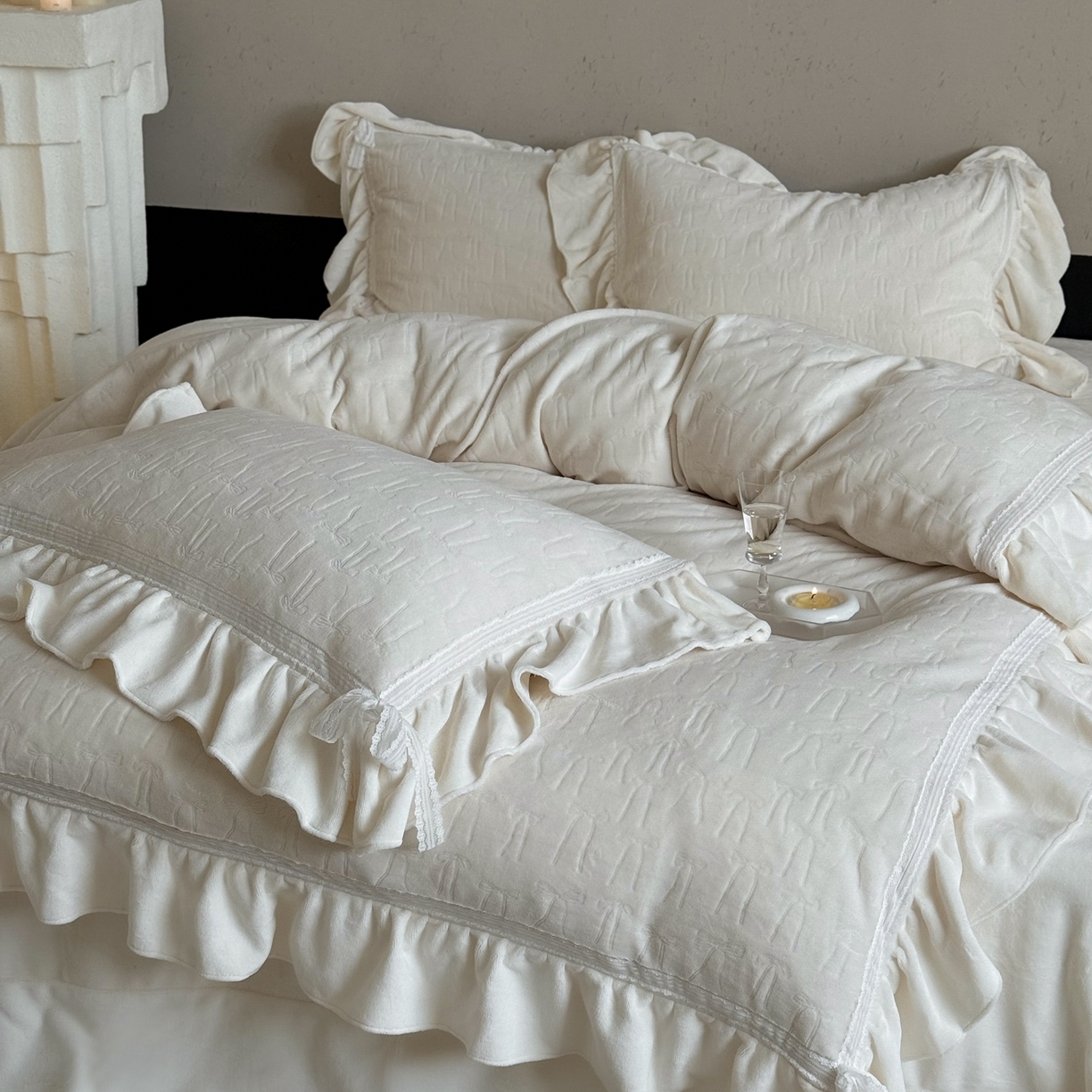 91家纺网 家纺一手货源 找家纺 MIU缪家居 2025新款雕花牛奶绒四件套-薇薇安 薇薇安-白