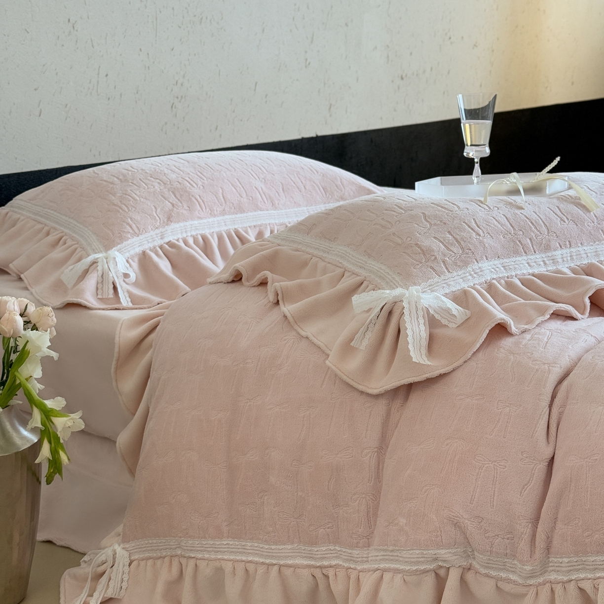 91家纺网 家纺一手货源 找家纺 MIU缪家居 2025新款雕花牛奶绒四件套-薇薇安 薇薇安-粉