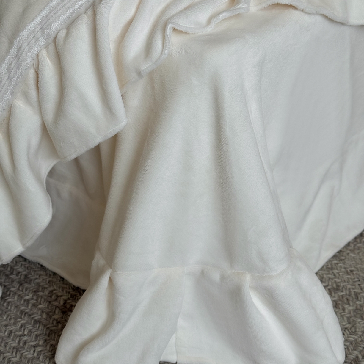 91家纺网 家纺一手货源 找家纺 MIU缪家居 2025新款雕花牛奶绒四件套-薇薇安 薇薇安-白