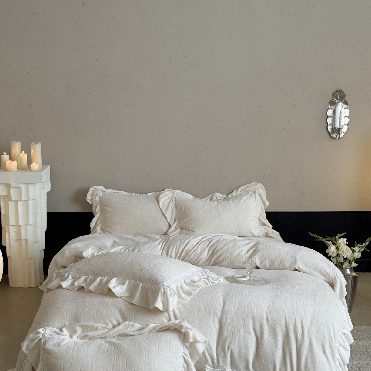 91家纺网 家纺一手货源 找家纺 MIU缪家居 2025新款雕花牛奶绒四件套-薇薇安 薇薇安-白