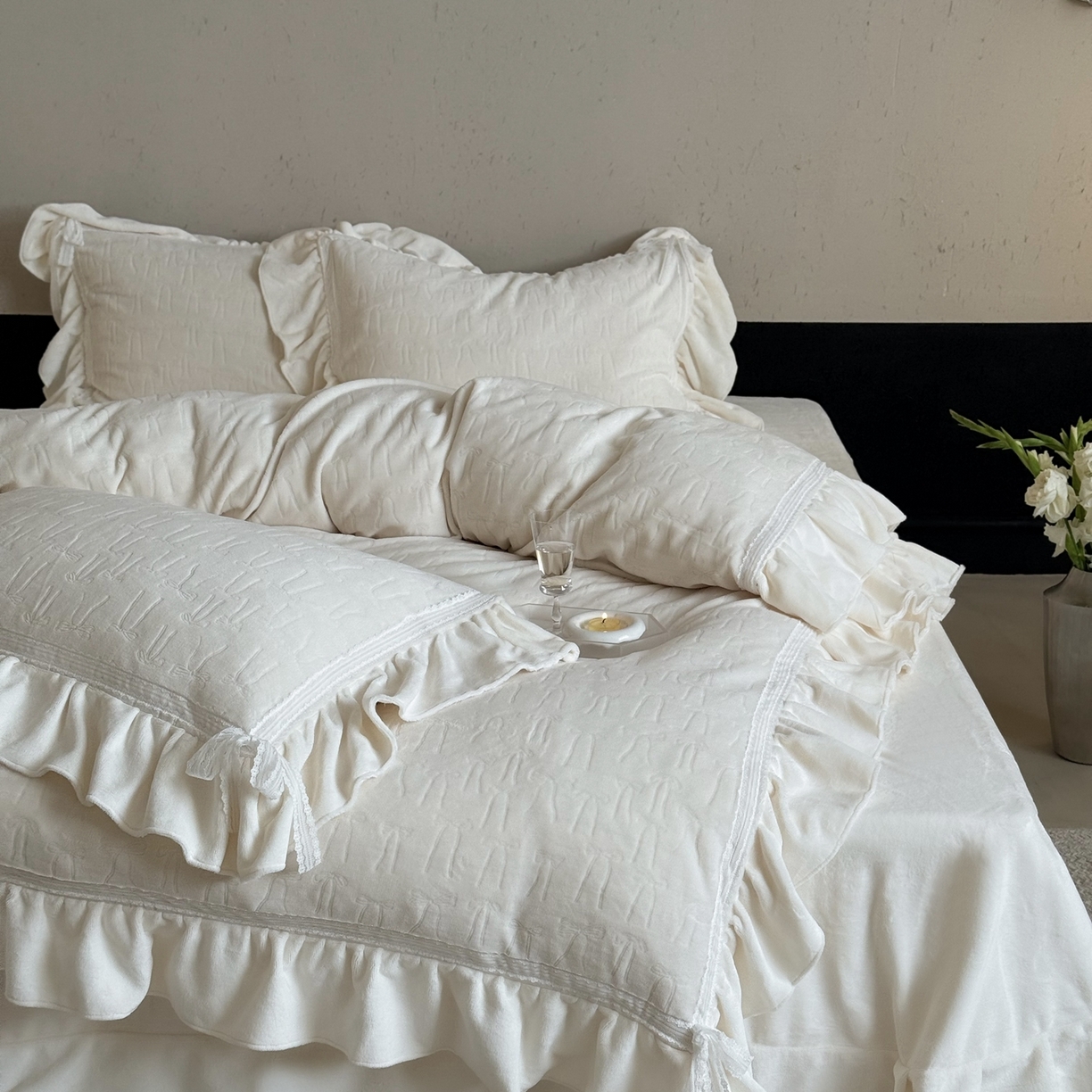 91家纺网 家纺一手货源 找家纺 MIU缪家居 2025新款雕花牛奶绒四件套-薇薇安 薇薇安-白