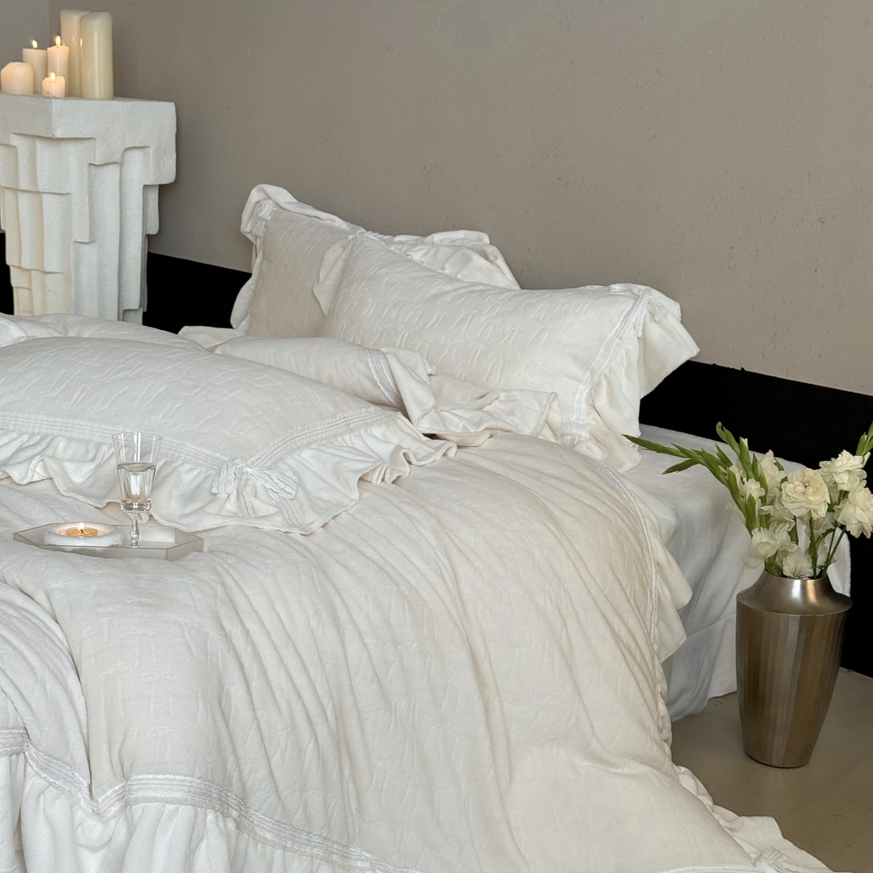 91家纺网 家纺一手货源 找家纺 MIU缪家居 2025新款雕花牛奶绒四件套-薇薇安 薇薇安-白