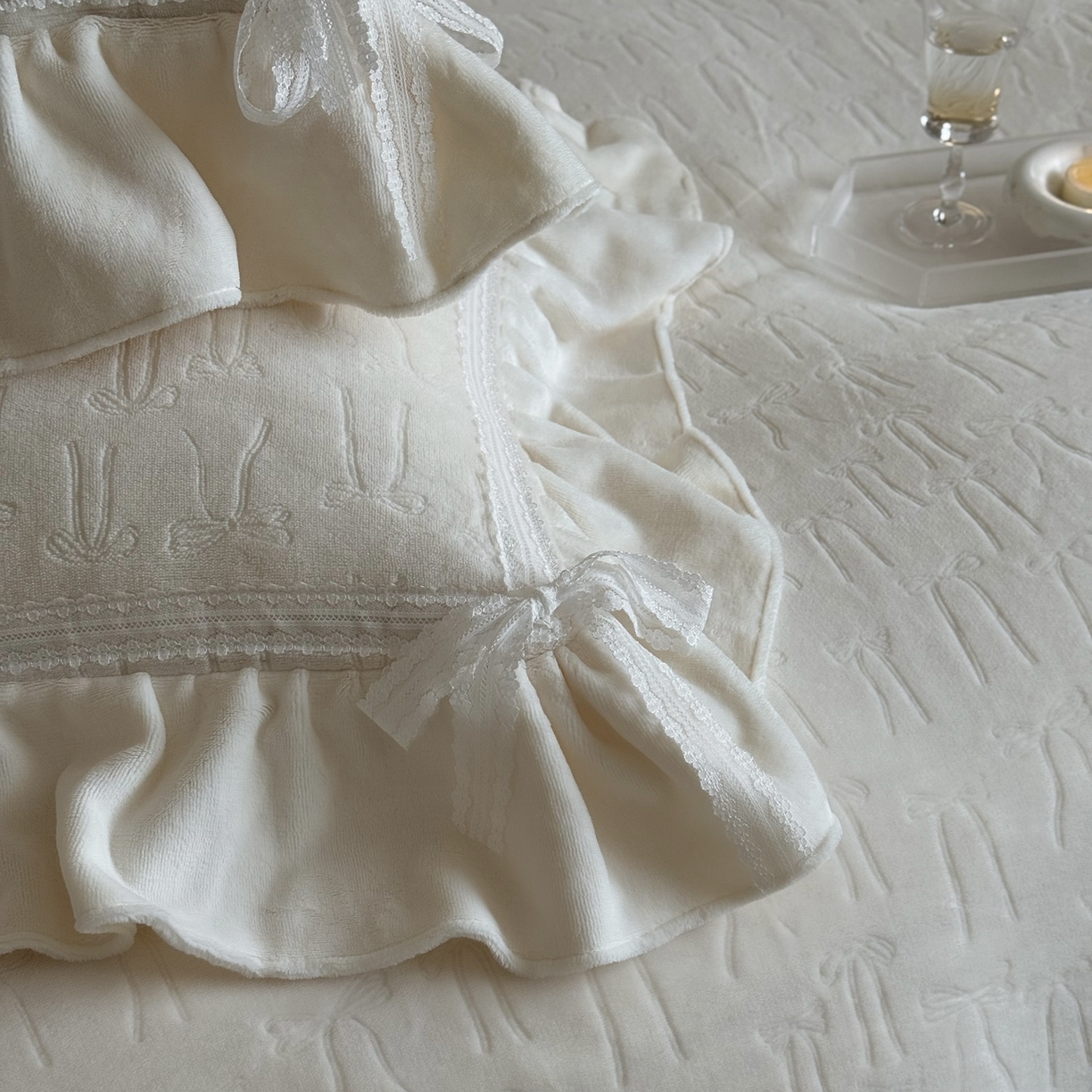 91家纺网 家纺一手货源 找家纺 MIU缪家居 2025新款雕花牛奶绒四件套-薇薇安 薇薇安-白