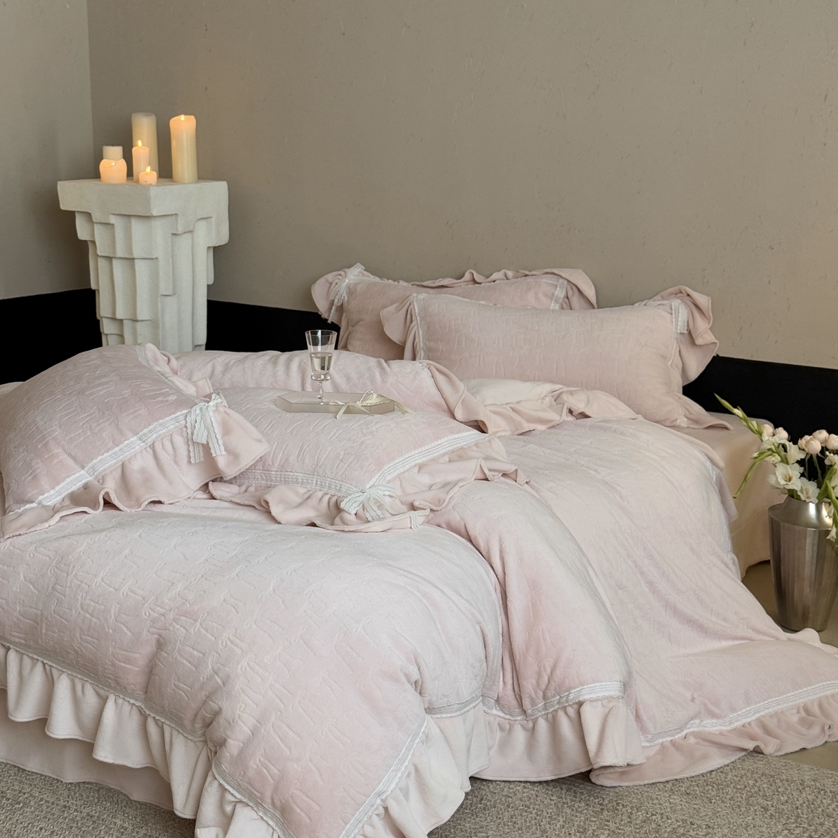 91家纺网 家纺一手货源 找家纺 MIU缪家居 2025新款雕花牛奶绒四件套-薇薇安 薇薇安-粉