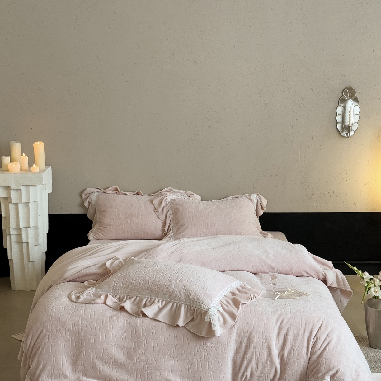 91家纺网 家纺一手货源 找家纺 MIU缪家居 2025新款雕花牛奶绒四件套-薇薇安 薇薇安-粉