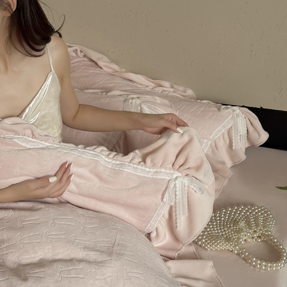 91家纺网 家纺一手货源 找家纺 MIU缪家居 2025新款雕花牛奶绒四件套-薇薇安 薇薇安-粉