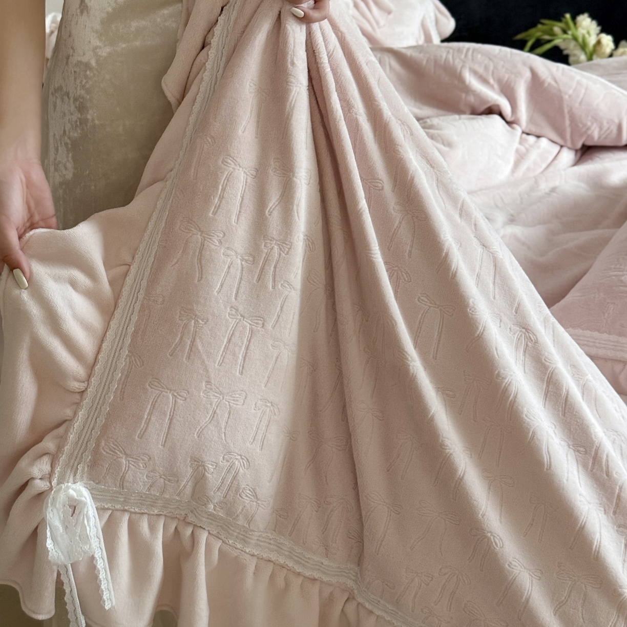 91家纺网 家纺一手货源 找家纺 MIU缪家居 2025新款雕花牛奶绒四件套-薇薇安 薇薇安-粉