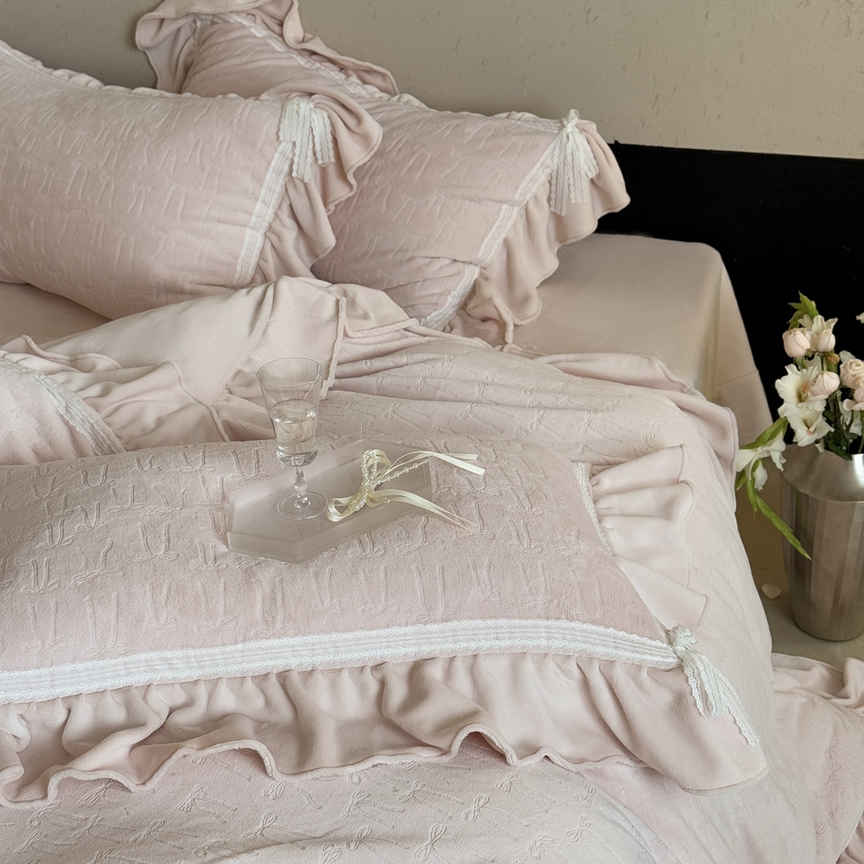 91家纺网 家纺一手货源 找家纺 MIU缪家居 2025新款雕花牛奶绒四件套-薇薇安 薇薇安-粉