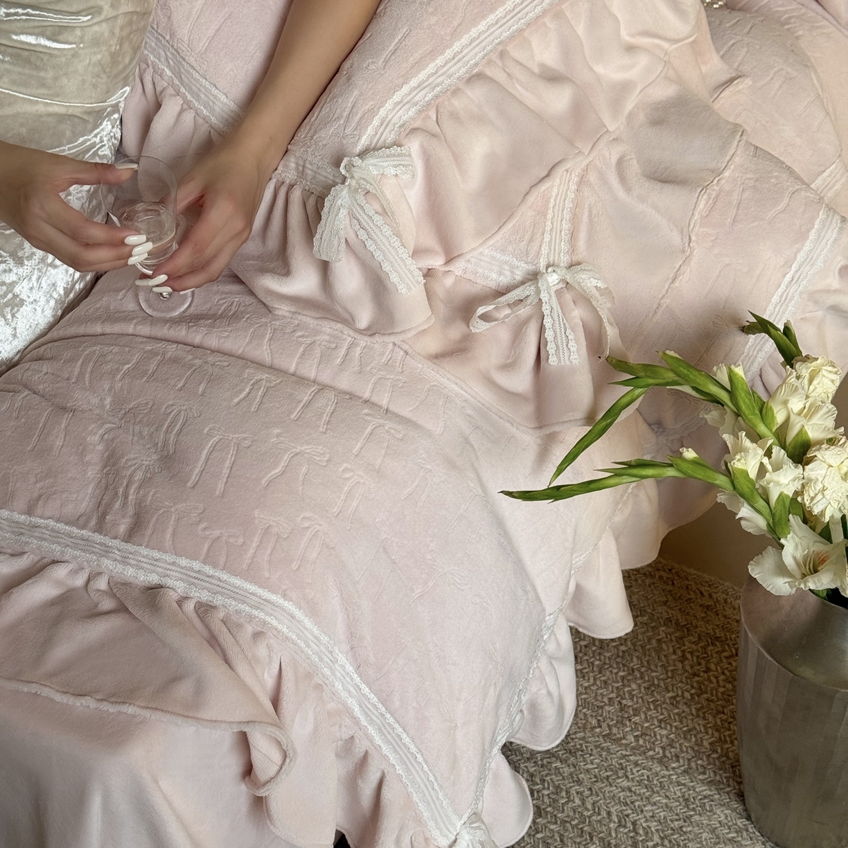 91家纺网 家纺一手货源 找家纺 MIU缪家居 2025新款雕花牛奶绒四件套-薇薇安 薇薇安-粉
