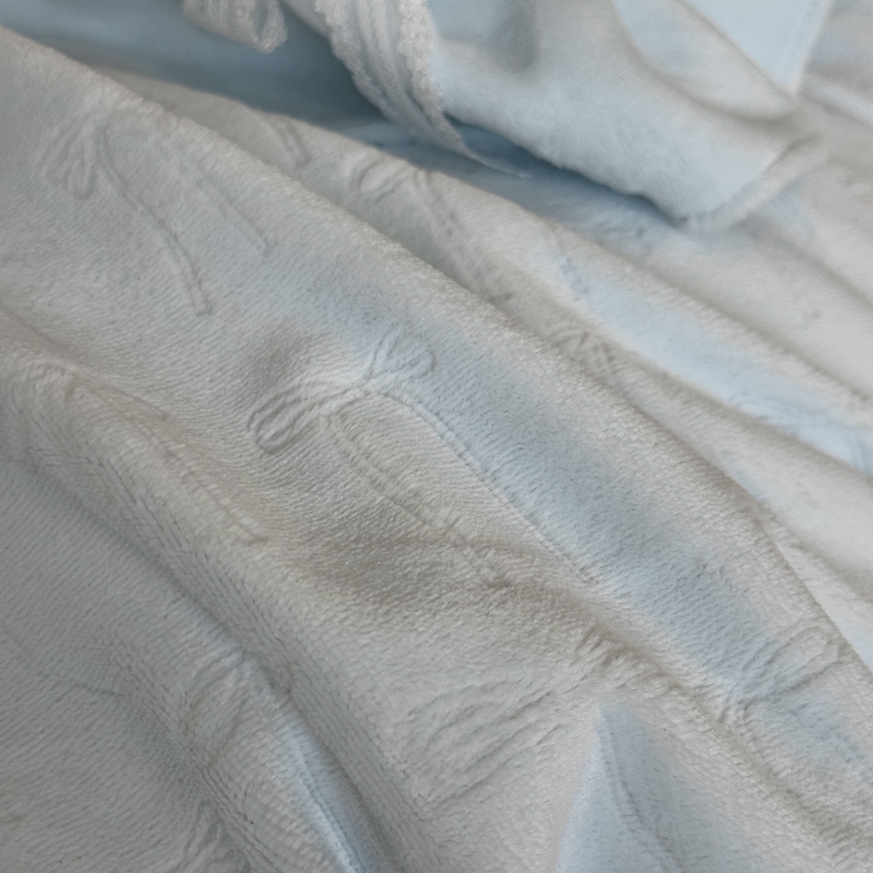 91家纺网 家纺一手货源 找家纺 MIU缪家居 2025新款雕花牛奶绒四件套-薇薇安 薇薇安-蓝