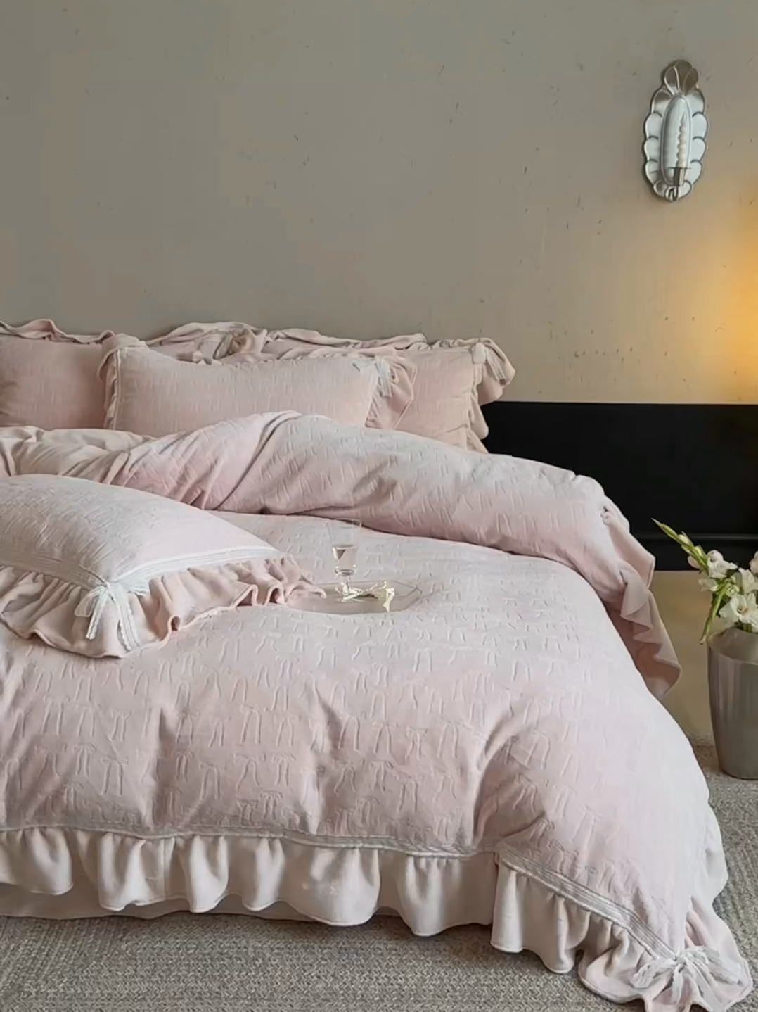 91家纺网 家纺一手货源 找家纺 MIU缪家居 2025新款雕花牛奶绒四件套-薇薇安 薇薇安-粉