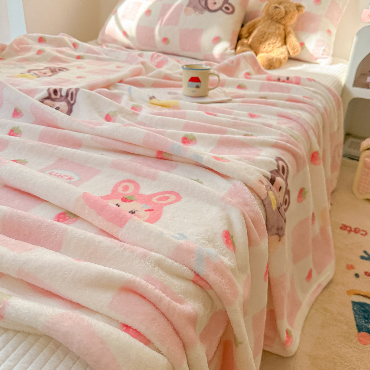 91家纺网 家纺一手货源 找家纺 韩巢家纺 2025新款四季可用牛奶绒多功能毛毯 奶糖拉布布