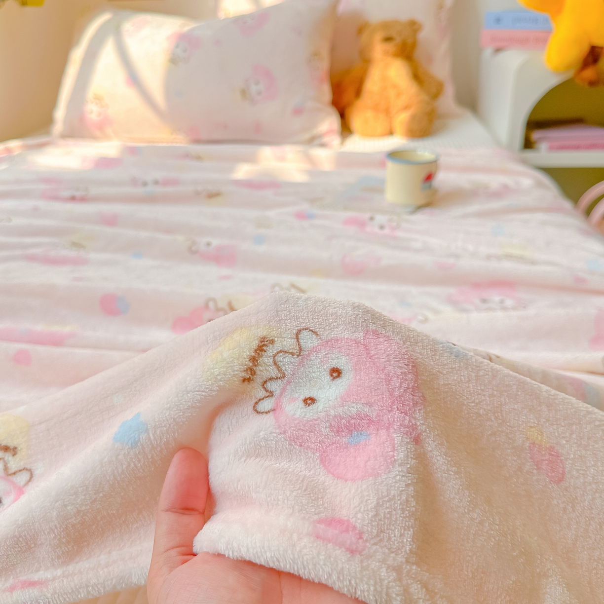 91家纺网 家纺一手货源 找家纺 韩巢家纺 2025新款四季可用牛奶绒多功能毛毯 甜茶小美