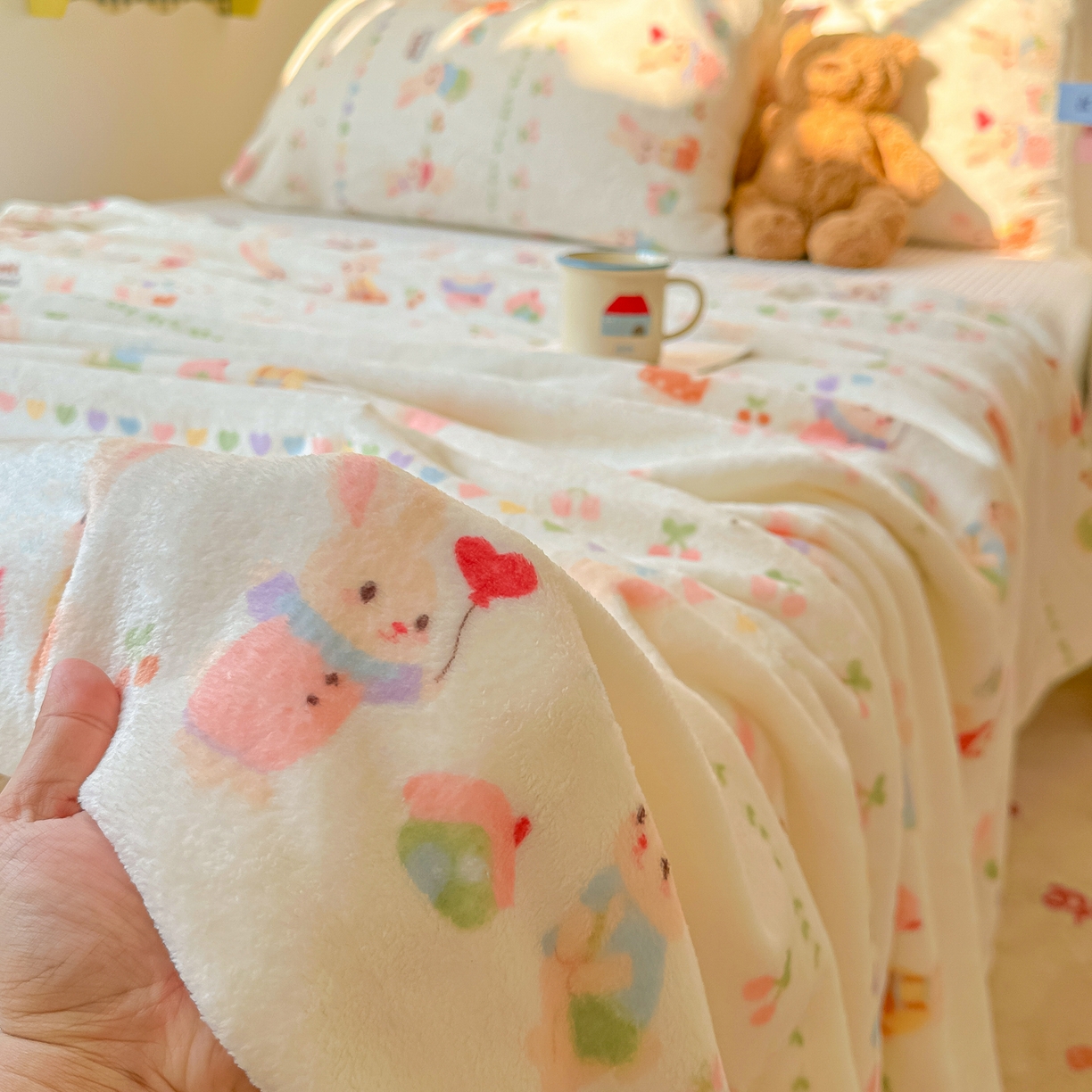 91家纺网 家纺一手货源 找家纺 韩巢家纺 2025新款四季可用牛奶绒多功能毛毯 小兔胡萝卜