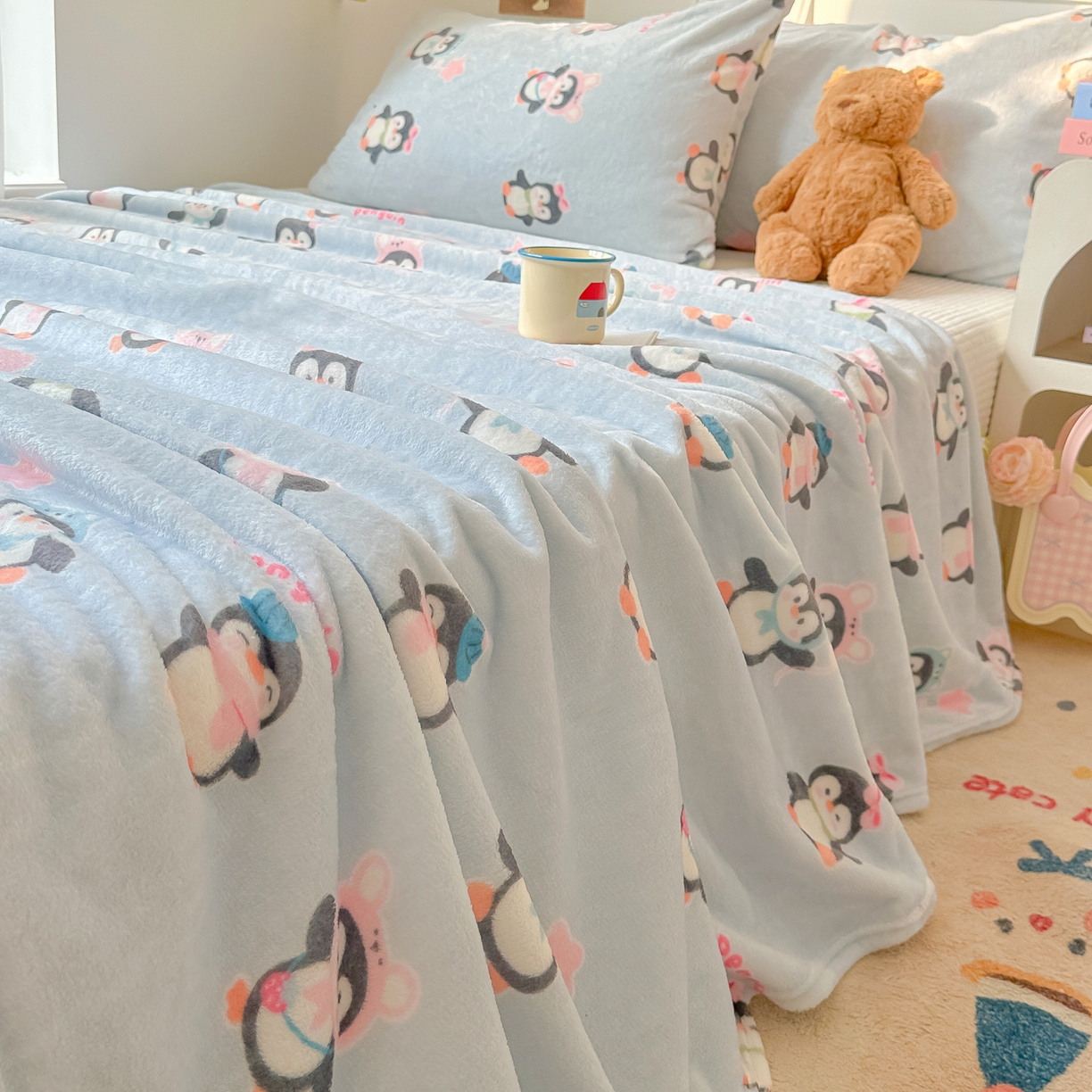 91家纺网 家纺一手货源 找家纺 韩巢家纺 2025新款四季可用牛奶绒多功能毛毯 QQ企鹅