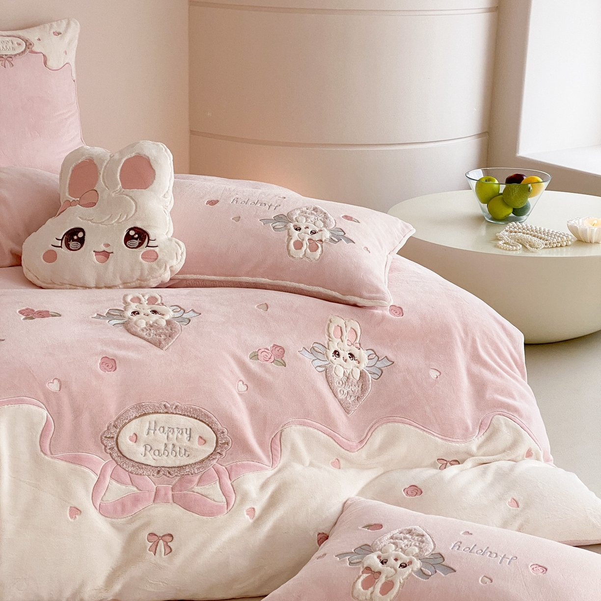 91家纺网 家纺一手货源 找家纺 MIU缪家居 2025新款牛奶绒四件套-快乐甜心 快乐甜心-粉