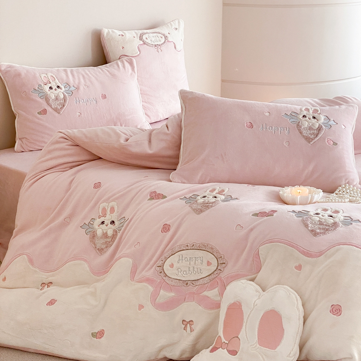 91家纺网 家纺一手货源 找家纺 MIU缪家居 2025新款牛奶绒四件套-快乐甜心 快乐甜心-粉