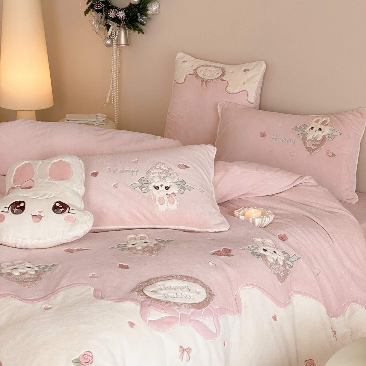 91家纺网 家纺一手货源 找家纺 MIU缪家居 2025新款牛奶绒四件套-快乐甜心 快乐甜心-粉