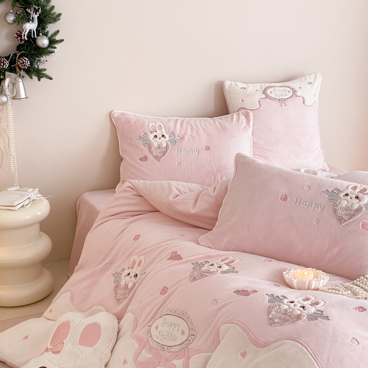 91家纺网 家纺一手货源 找家纺 MIU缪家居 2025新款牛奶绒四件套-快乐甜心 快乐甜心-粉