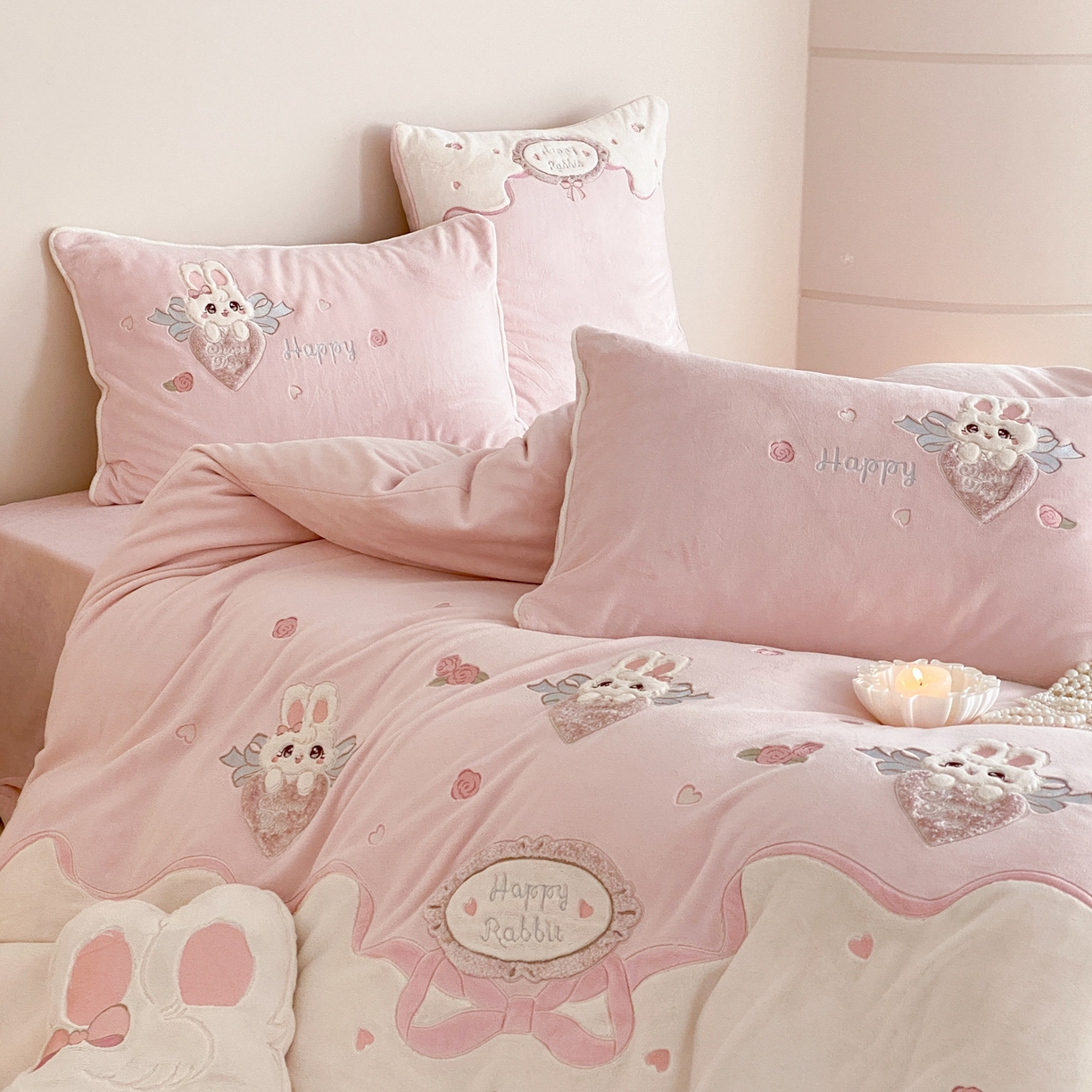 91家纺网 家纺一手货源 找家纺 MIU缪家居 2025新款牛奶绒四件套-快乐甜心 快乐甜心-粉