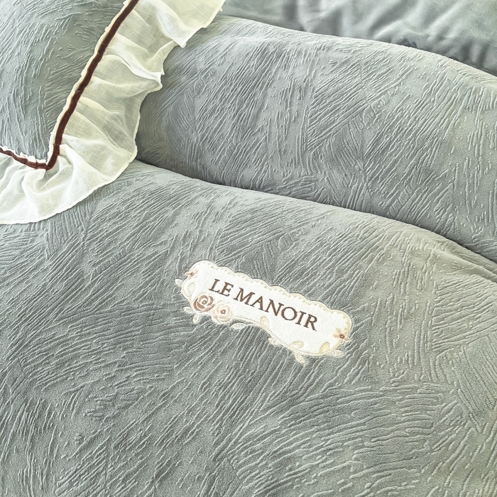 91家纺网 家纺一手货源 找家纺 （总）木兰花 2025新款纯色雕花全消光牛奶绒 床盖款四件套