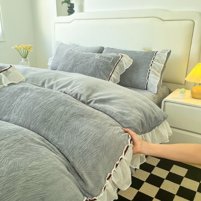 91家纺网 家纺一手货源 找家纺 （总）木兰花 2025新款纯色雕花全消光牛奶绒 床盖款四件套