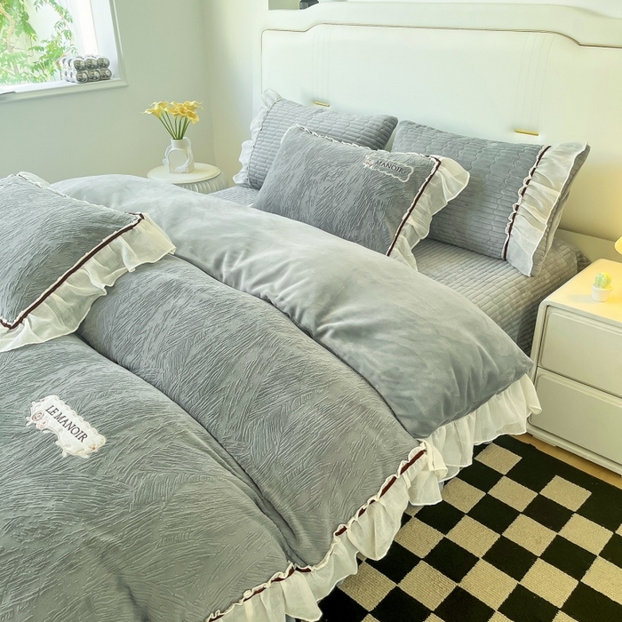 91家纺网 家纺一手货源 找家纺 （总）木兰花 2025新款纯色雕花全消光牛奶绒 床盖款四件套