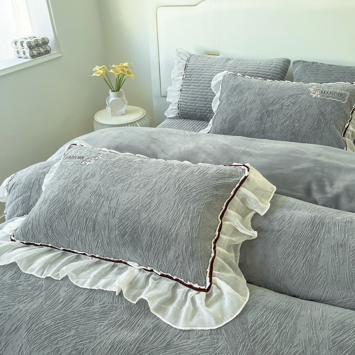 91家纺网 家纺一手货源 找家纺 （总）木兰花 2025新款纯色雕花全消光牛奶绒 床盖款四件套