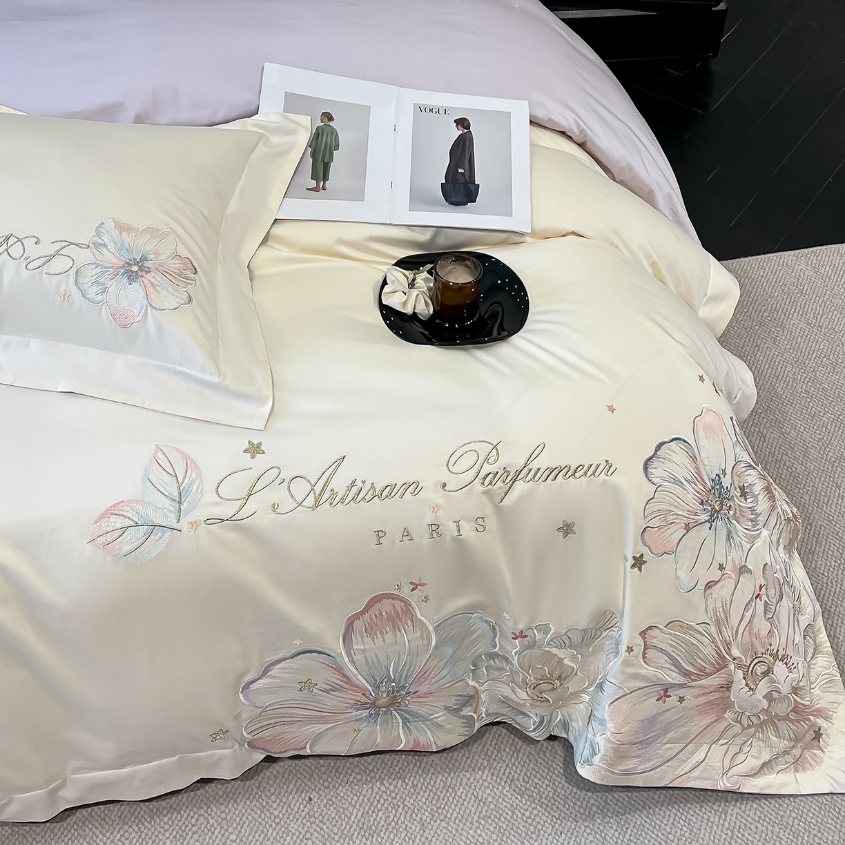 91家纺网 家纺一手货源 找家纺 置顶家纺 2025新款亲肤花卉刺绣四件套-繁星点点 繁星点点-奶白+香芋紫