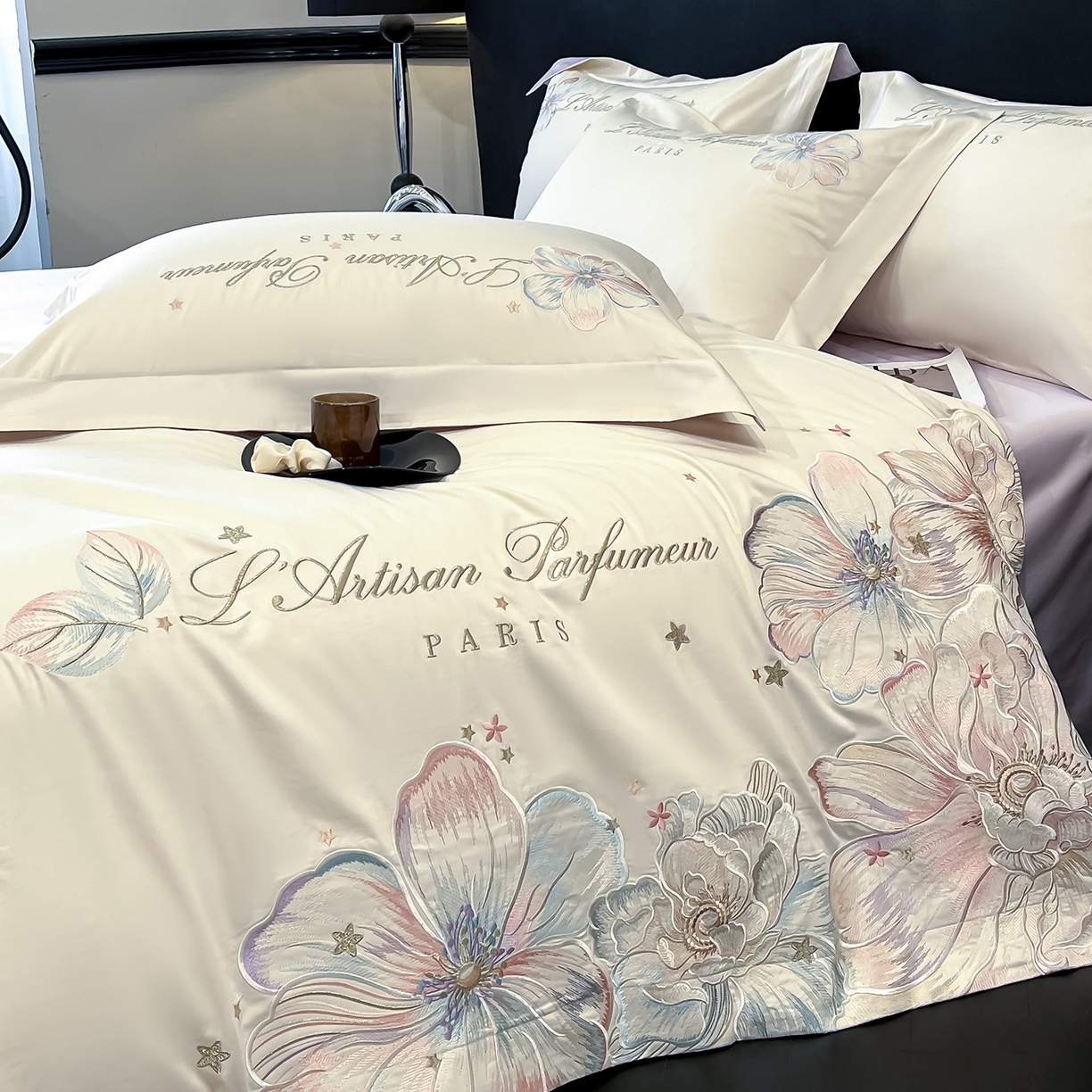 91家纺网 家纺一手货源 找家纺 置顶家纺 2025新款亲肤花卉刺绣四件套-繁星点点 繁星点点-奶白+香芋紫