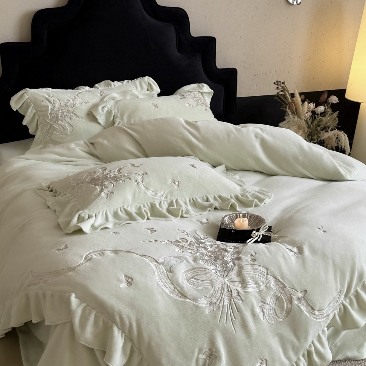 91家纺网 家纺一手货源 找家纺 MIU缪家居 2025新款牛奶绒四件套-铃兰花语 铃兰花语-浅绿