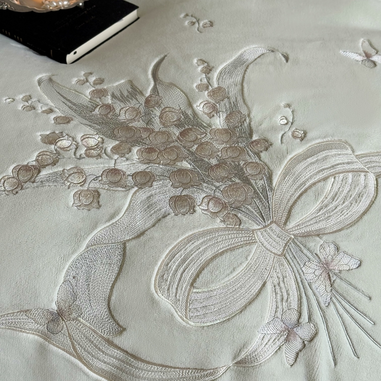 91家纺网 家纺一手货源 找家纺 MIU缪家居 2025新款牛奶绒四件套-铃兰花语 铃兰花语-浅绿