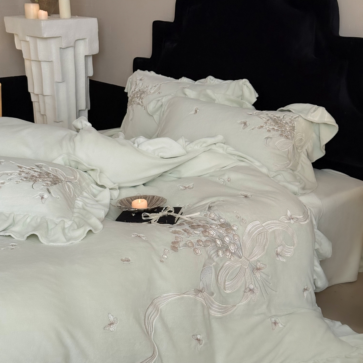 91家纺网 家纺一手货源 找家纺 MIU缪家居 2025新款牛奶绒四件套-铃兰花语 铃兰花语-浅绿