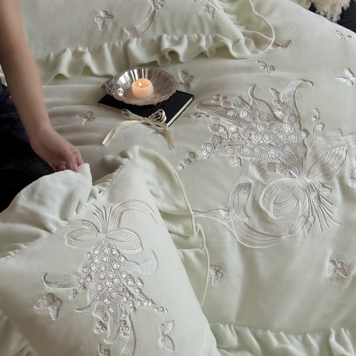 91家纺网 家纺一手货源 找家纺 MIU缪家居 2025新款牛奶绒四件套-铃兰花语 铃兰花语-浅绿