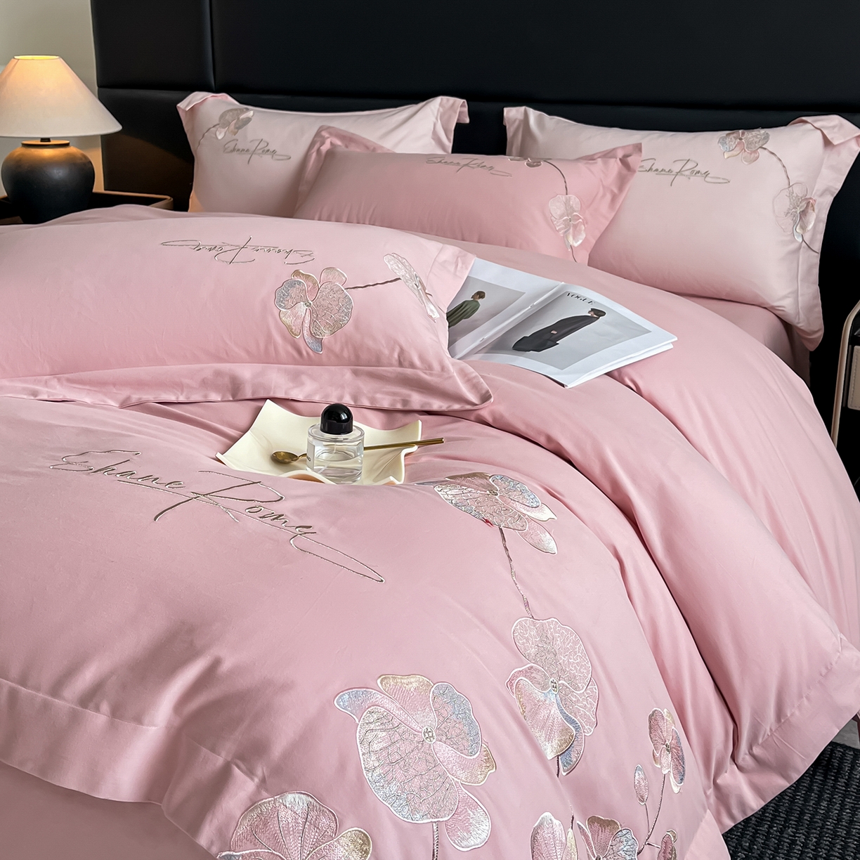 91家纺网 家纺一手货源 找家纺 置顶家纺 2025新款全棉加厚磨毛刺绣秋冬系列四件套-赫本 赫本-浅豆沙