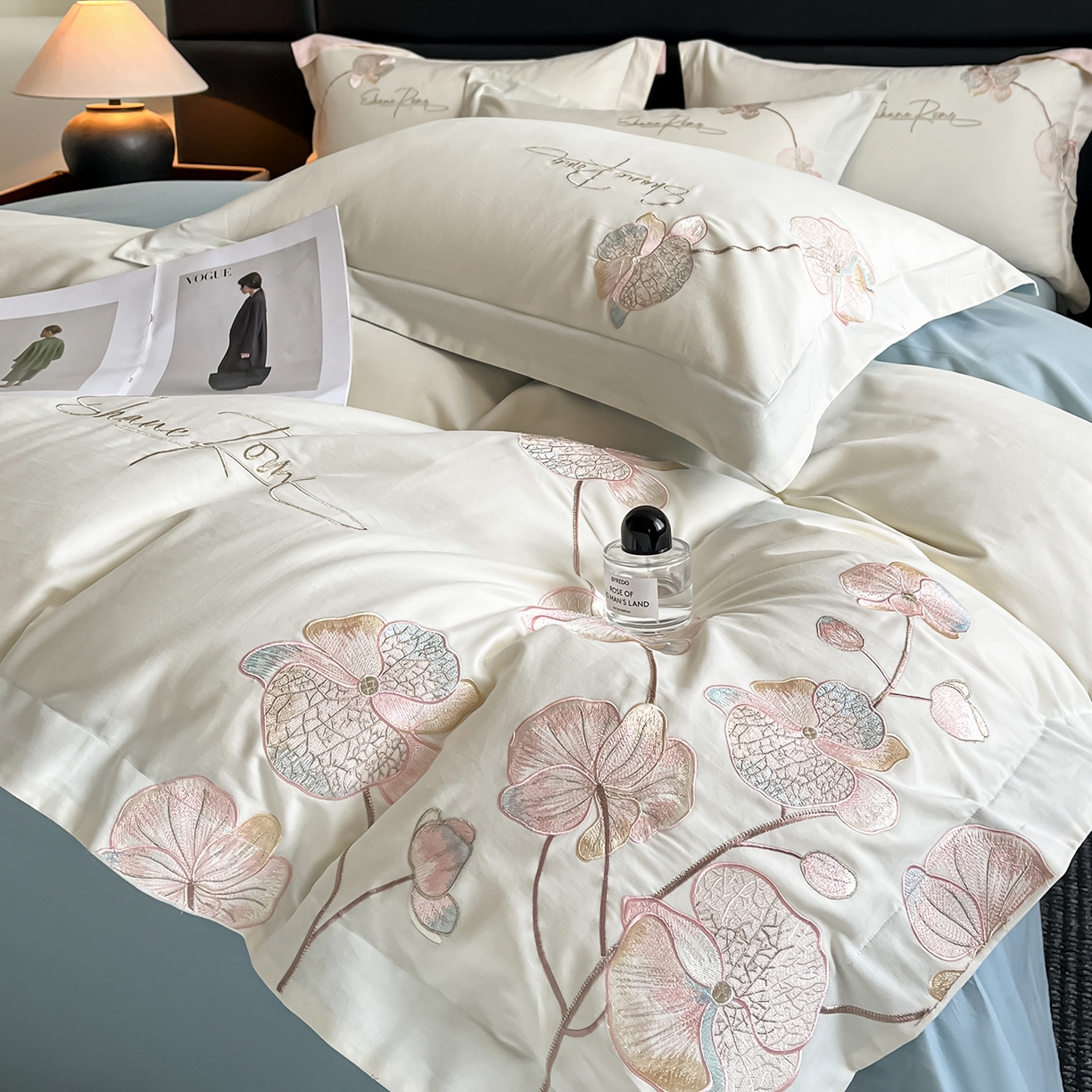 91家纺网 家纺一手货源 找家纺 置顶家纺 2025新款全棉加厚磨毛刺绣秋冬系列四件套-赫本 赫本-奶白+浅蓝