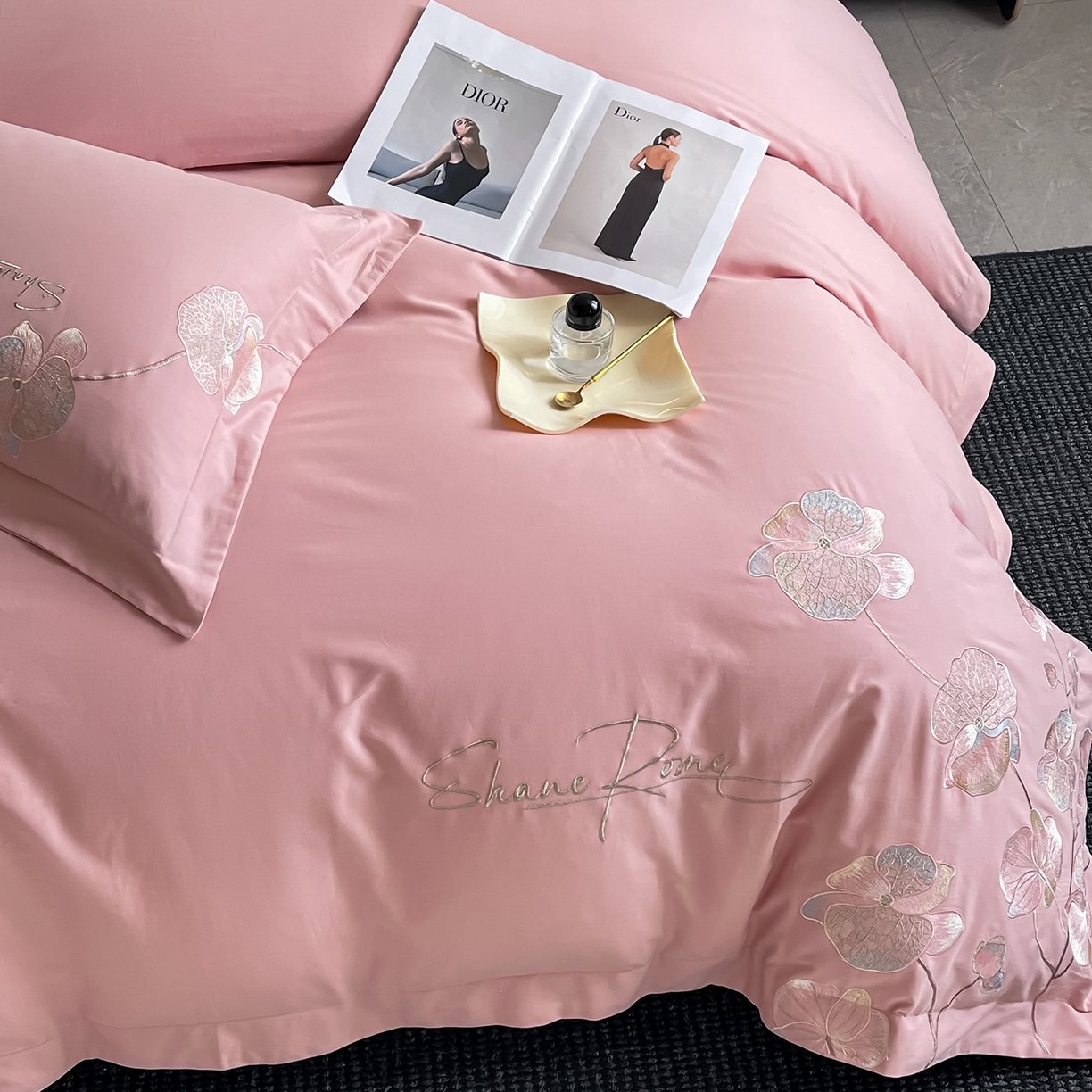 91家纺网 家纺一手货源 找家纺 置顶家纺 2025新款全棉加厚磨毛刺绣秋冬系列四件套-赫本 赫本-浅豆沙