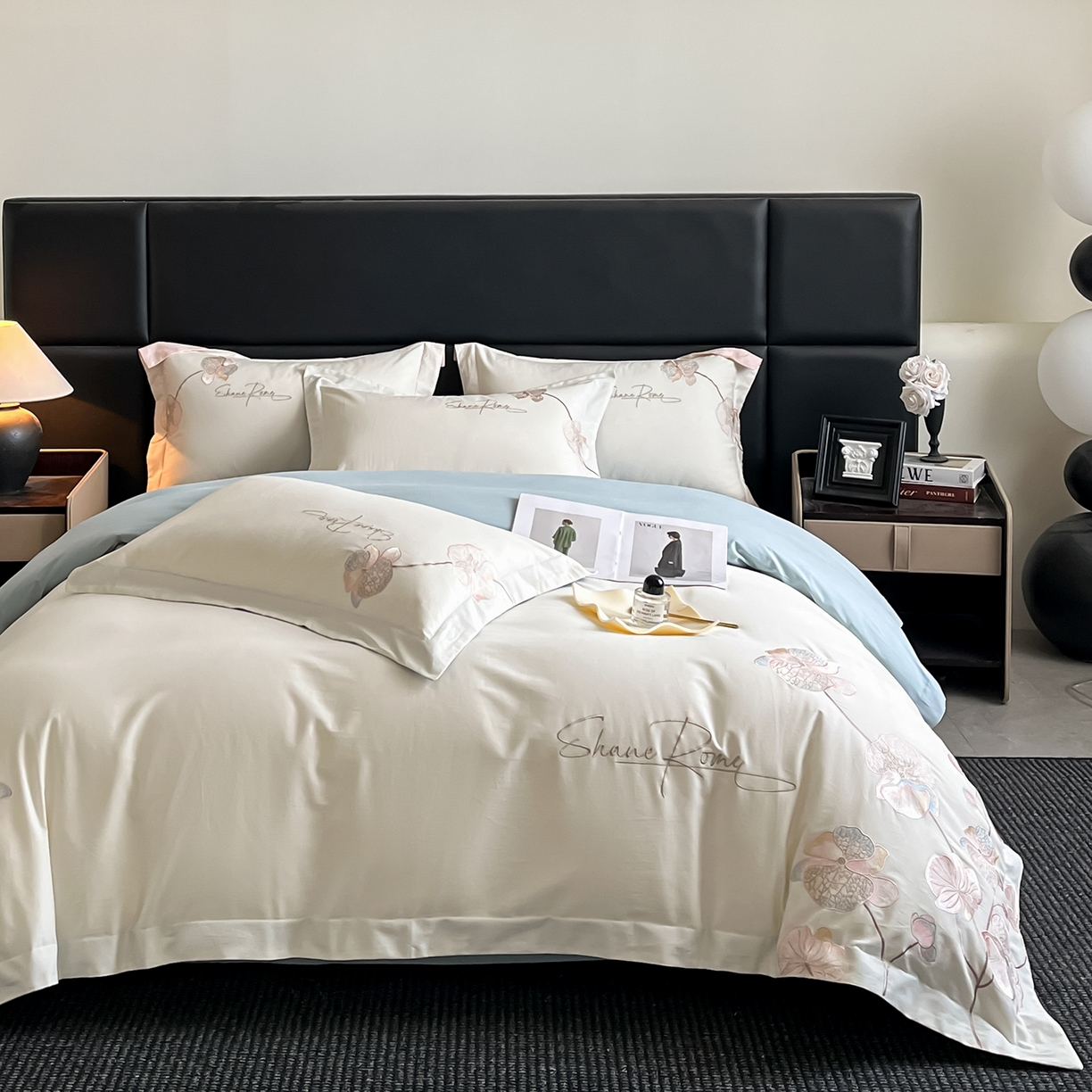 91家纺网 家纺一手货源 找家纺 置顶家纺 2025新款全棉加厚磨毛刺绣秋冬系列四件套-赫本 赫本-奶白+浅蓝