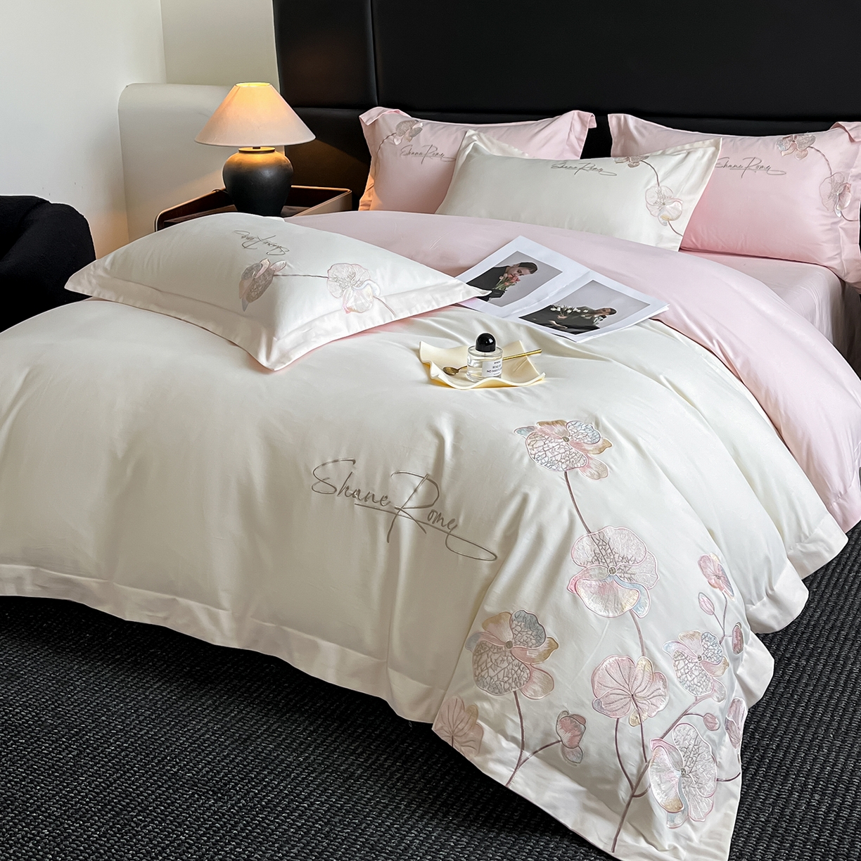 91家纺网 家纺一手货源 找家纺 置顶家纺 2025新款全棉加厚磨毛刺绣秋冬系列四件套-赫本 赫本-奶白+粉玉