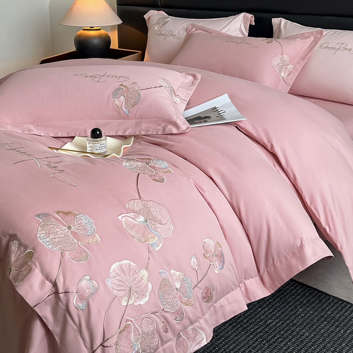 91家纺网 家纺一手货源 找家纺 置顶家纺 2025新款全棉加厚磨毛刺绣秋冬系列四件套-赫本 赫本-浅豆沙