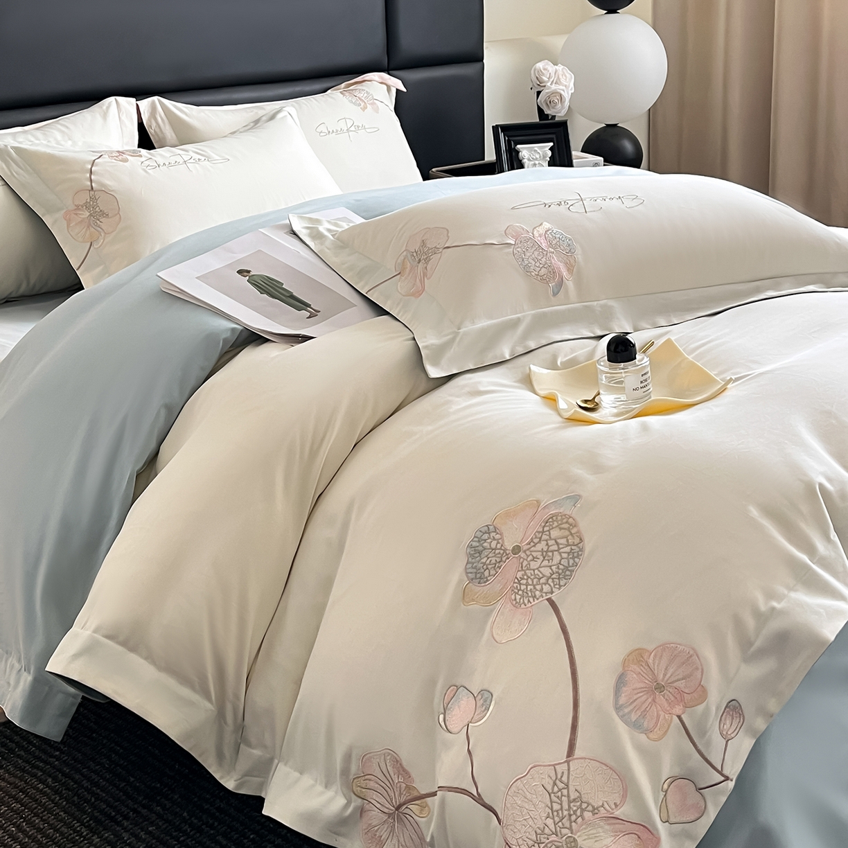 91家纺网 家纺一手货源 找家纺 置顶家纺 2025新款全棉加厚磨毛刺绣秋冬系列四件套-赫本 赫本-奶白+浅蓝