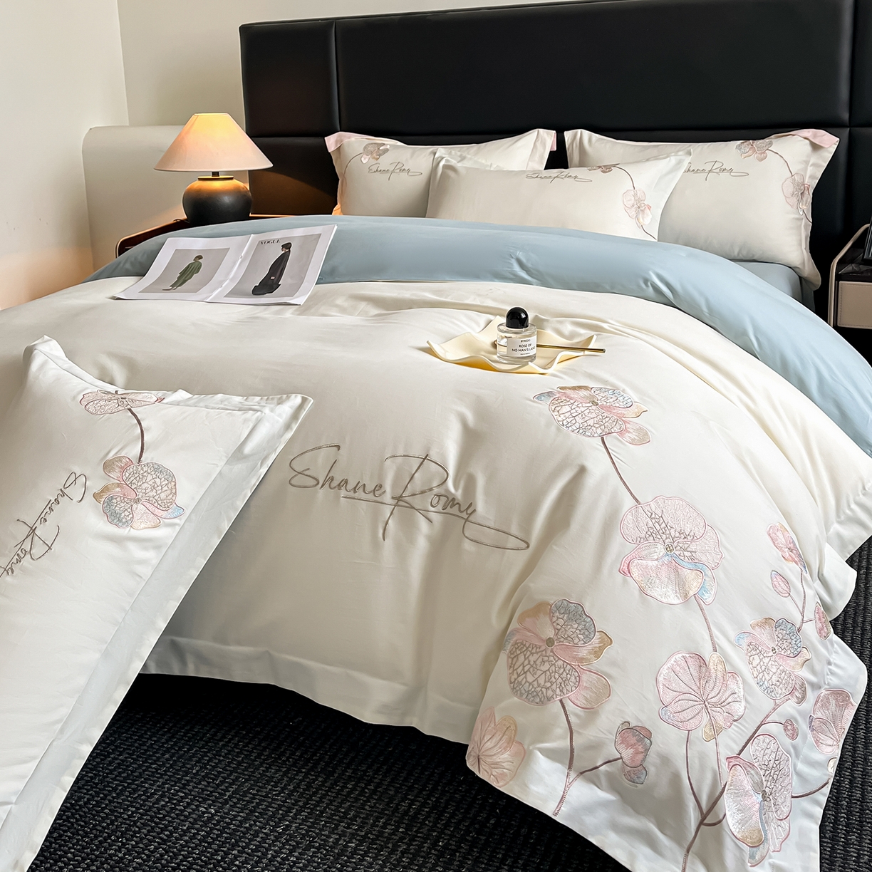 91家纺网 家纺一手货源 找家纺 置顶家纺 2025新款全棉加厚磨毛刺绣秋冬系列四件套-赫本 赫本-奶白+浅蓝