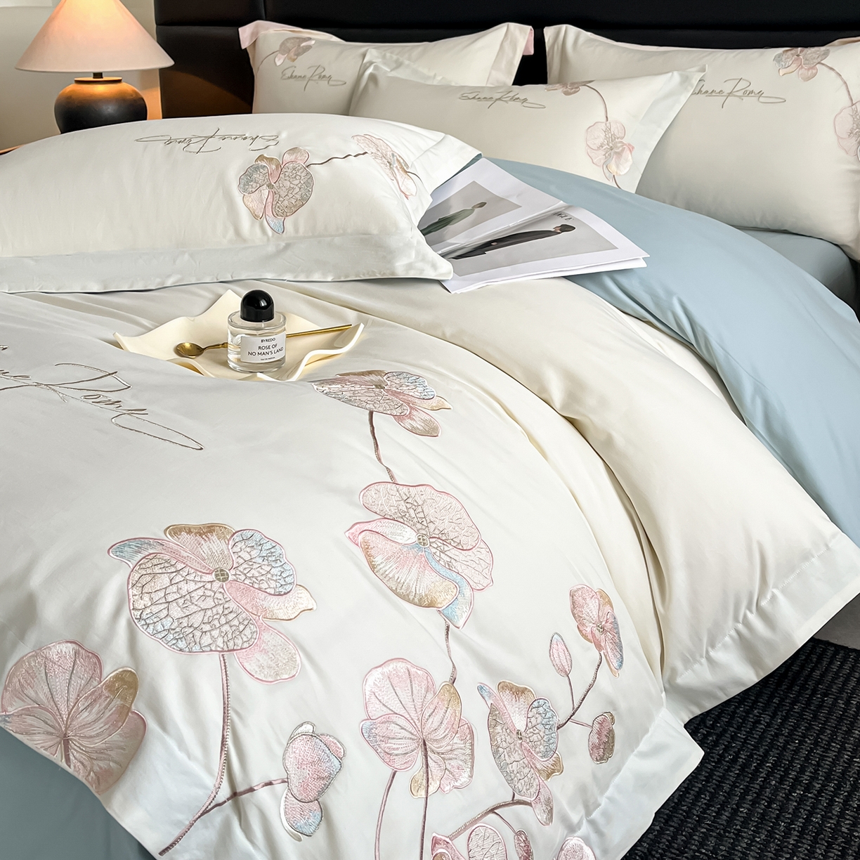 91家纺网 家纺一手货源 找家纺 置顶家纺 2025新款全棉加厚磨毛刺绣秋冬系列四件套-赫本 赫本-奶白+浅蓝