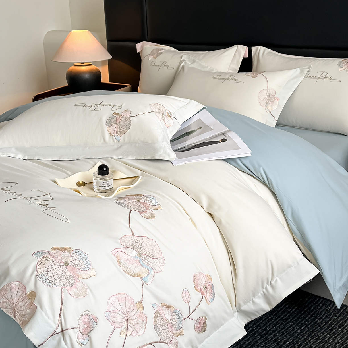 91家纺网 家纺一手货源 找家纺 置顶家纺 2025新款全棉加厚磨毛刺绣秋冬系列四件套-赫本 赫本-奶白+浅蓝