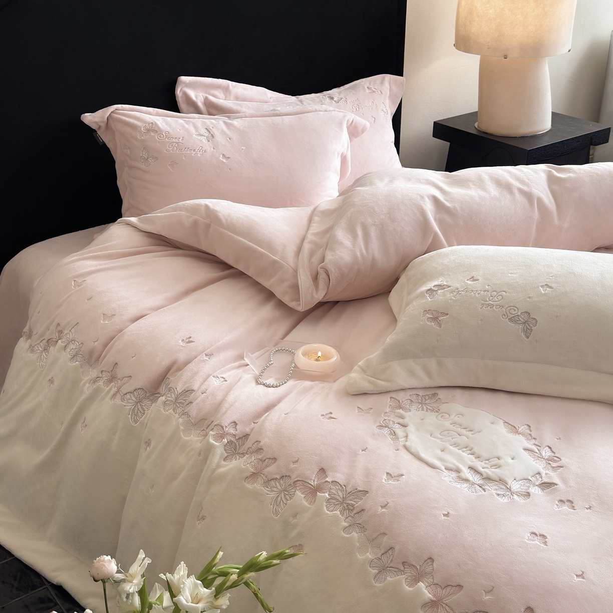 91家纺网 家纺一手货源 找家纺 MIU缪家居 2025新款牛奶绒四件套-翩翩起舞 翩翩起舞-粉