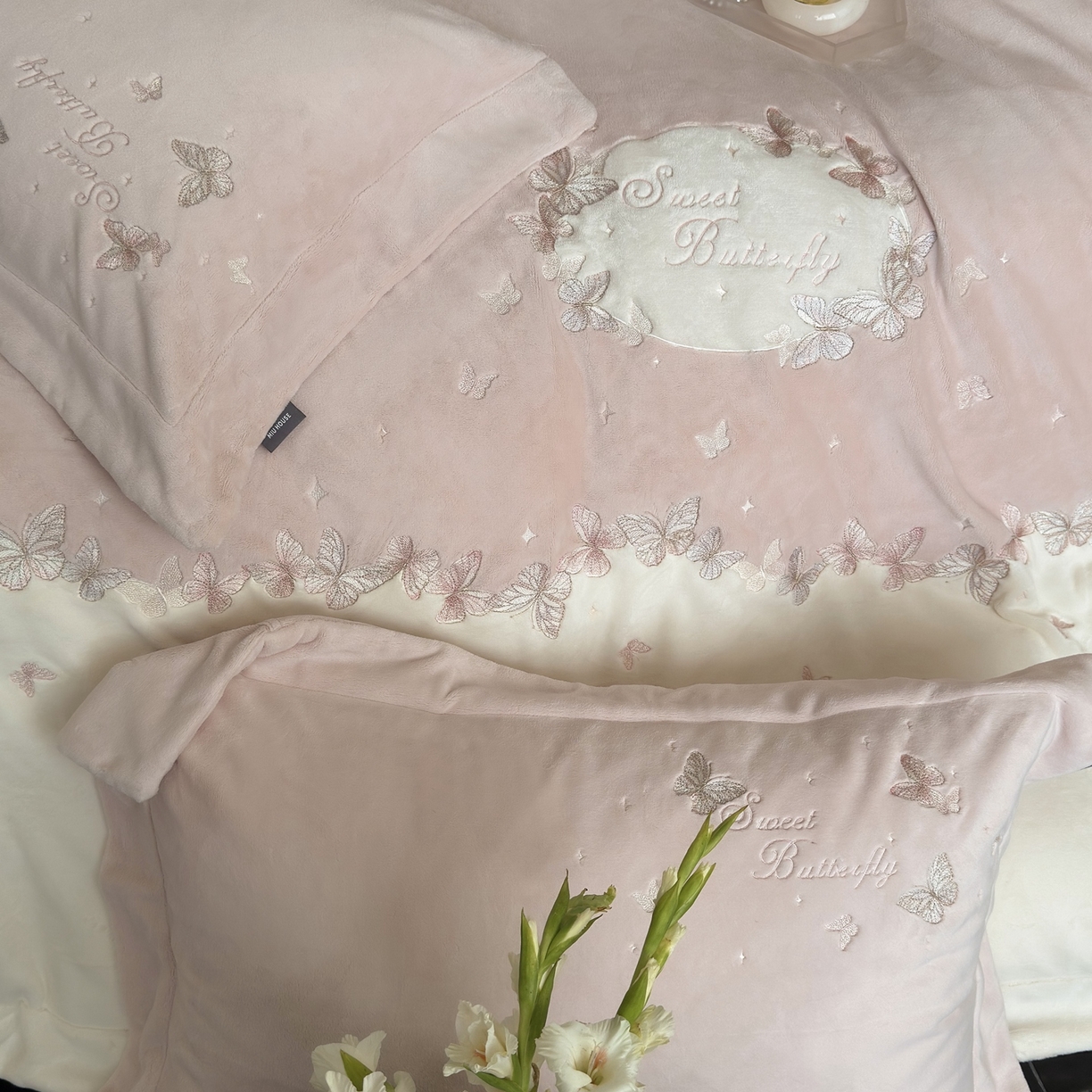 91家纺网 家纺一手货源 找家纺 MIU缪家居 2025新款牛奶绒四件套-翩翩起舞 翩翩起舞-粉