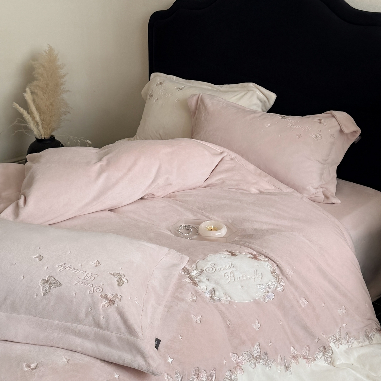 91家纺网 家纺一手货源 找家纺 MIU缪家居 2025新款牛奶绒四件套-翩翩起舞 翩翩起舞-粉