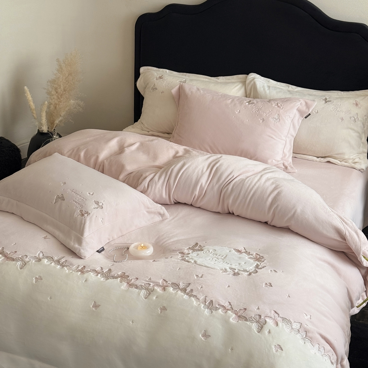 91家纺网 家纺一手货源 找家纺 MIU缪家居 2025新款牛奶绒四件套-翩翩起舞 翩翩起舞-粉