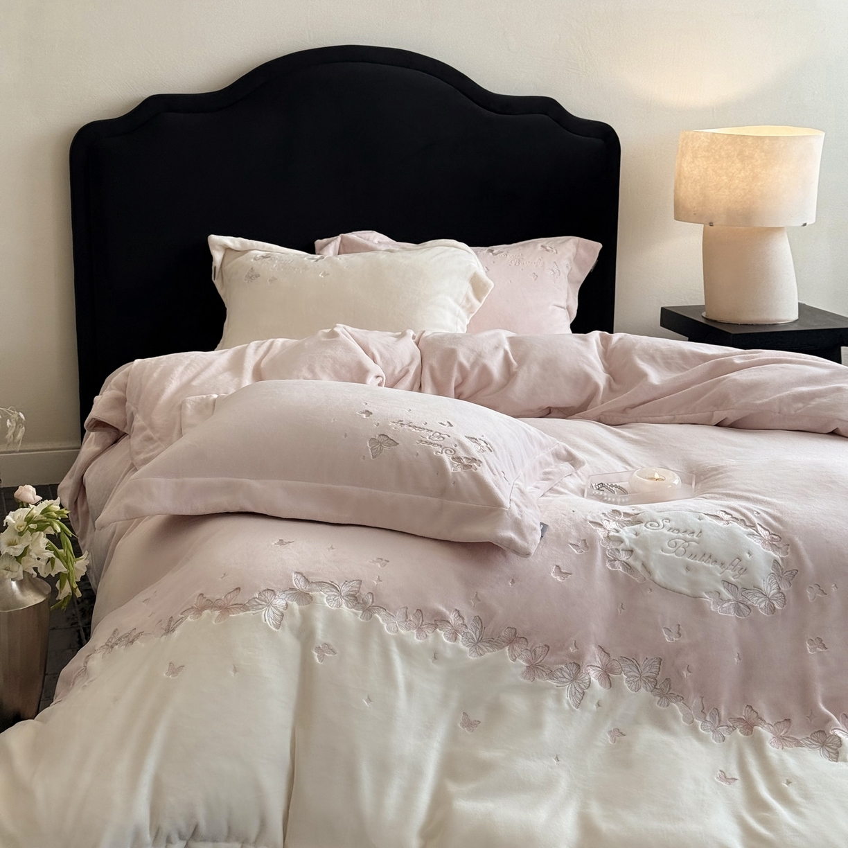 91家纺网 家纺一手货源 找家纺 MIU缪家居 2025新款牛奶绒四件套-翩翩起舞 翩翩起舞-粉